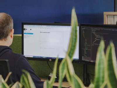 Werknemer van Websteen die werkzaamheden uitvoert achter de computer