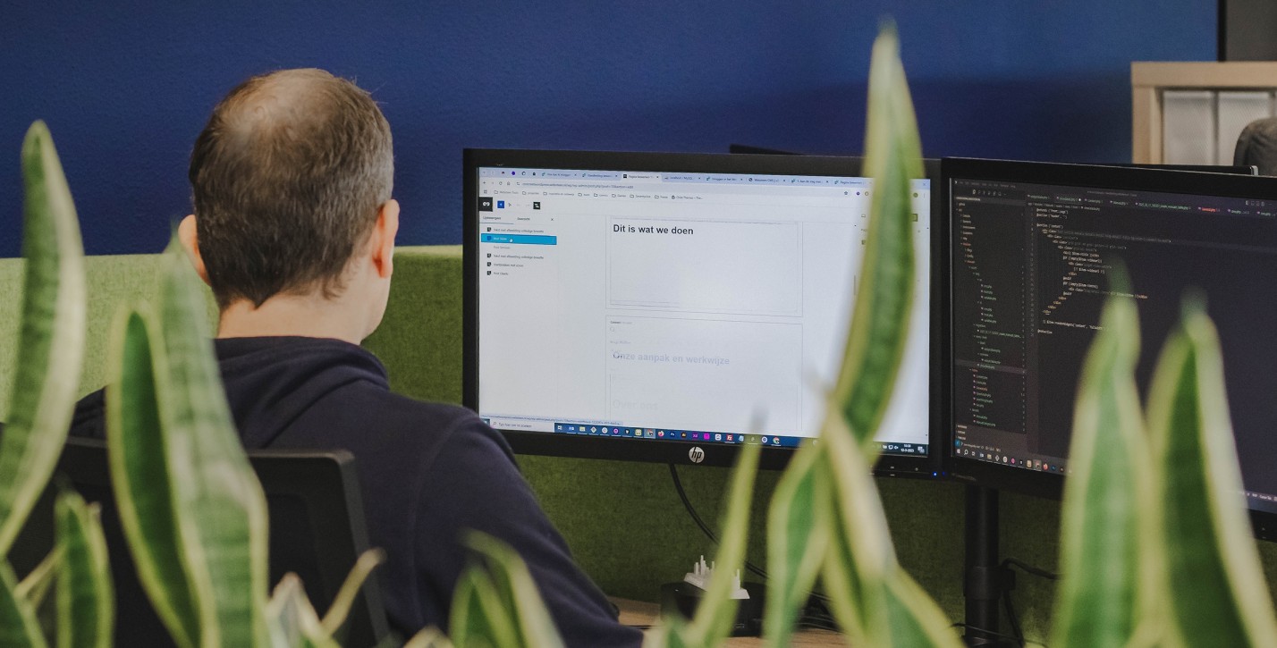 Werknemer van Websteen die werkzaamheden uitvoert achter de computer