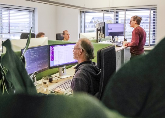 Werknemers van Webstaan aan het werk op kantoor