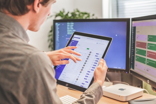 Koen mederwerker van Websteen met een Ipad in zijn hand