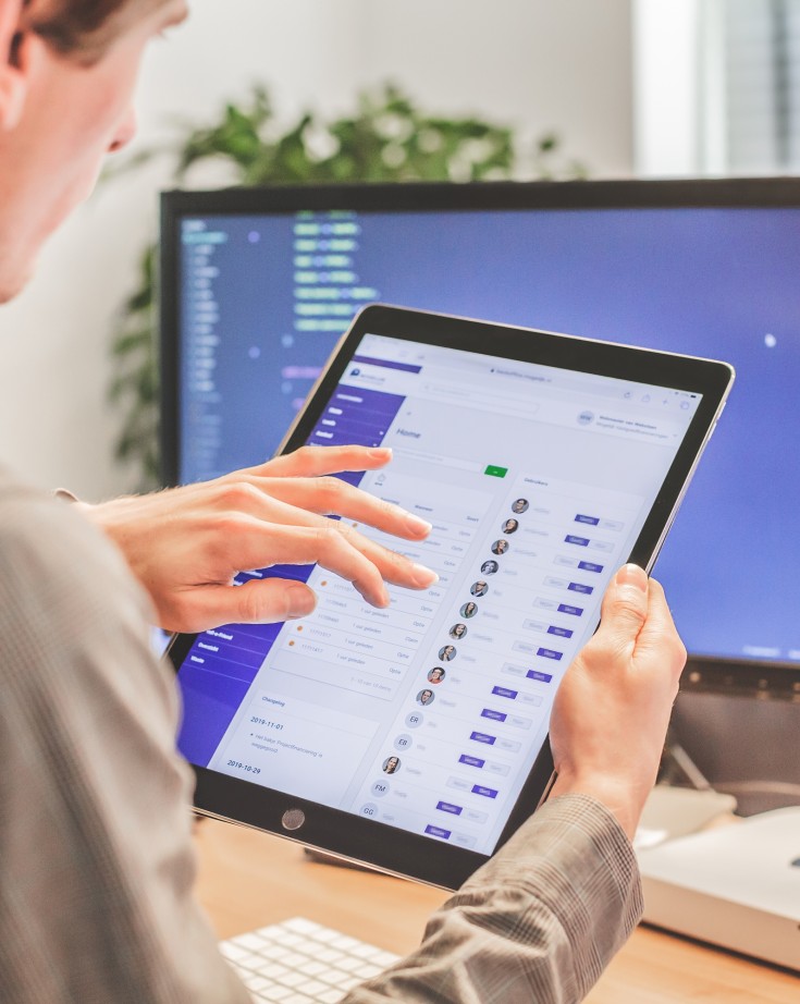 Koen mederwerker van Websteen met een Ipad in zijn hand