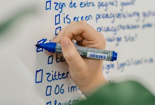 Aantekeningen op een whiteboard gemaakt door een werknemer van Websteen