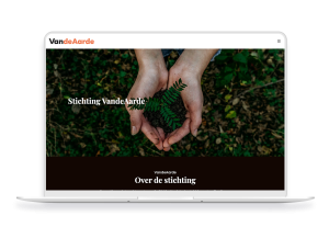 Laptop en telefoon met daarop de website van Stichting VandeAarde