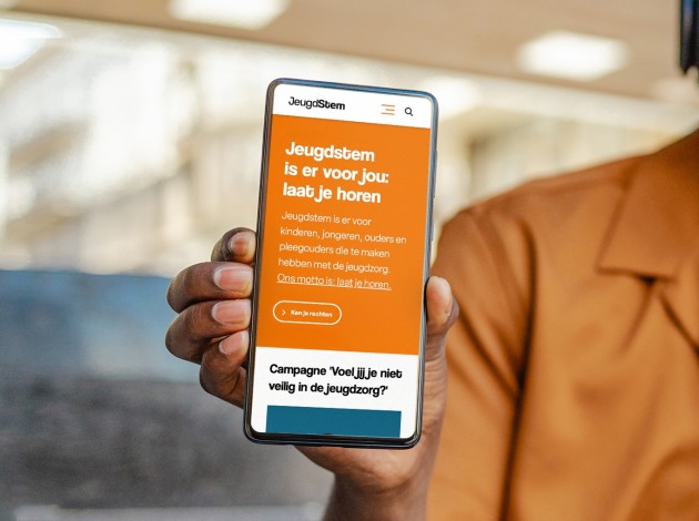 Telefoon met de website van Jeugdstem in beeld
