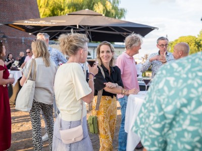 Mensen op het Websteen feest bij de Kalkovens
