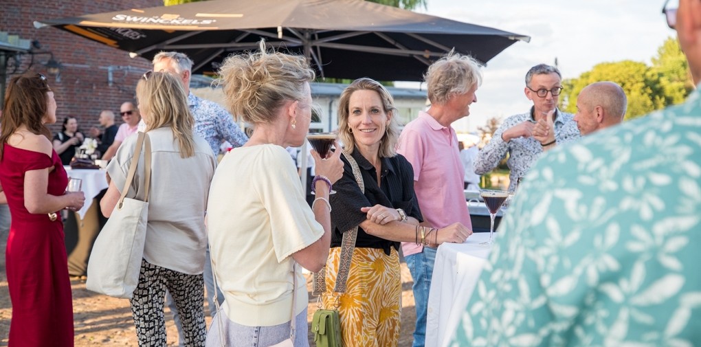 Mensen op het Websteen feest bij de Kalkovens