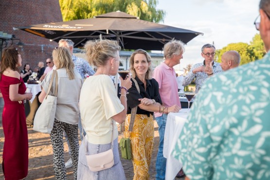 Mensen op het Websteen feest
