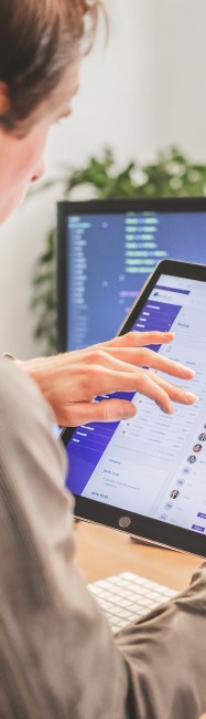 Werknemer van Websteen met scherm