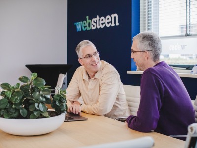 Roy en Dennis aan tafel in een spreekruimte
