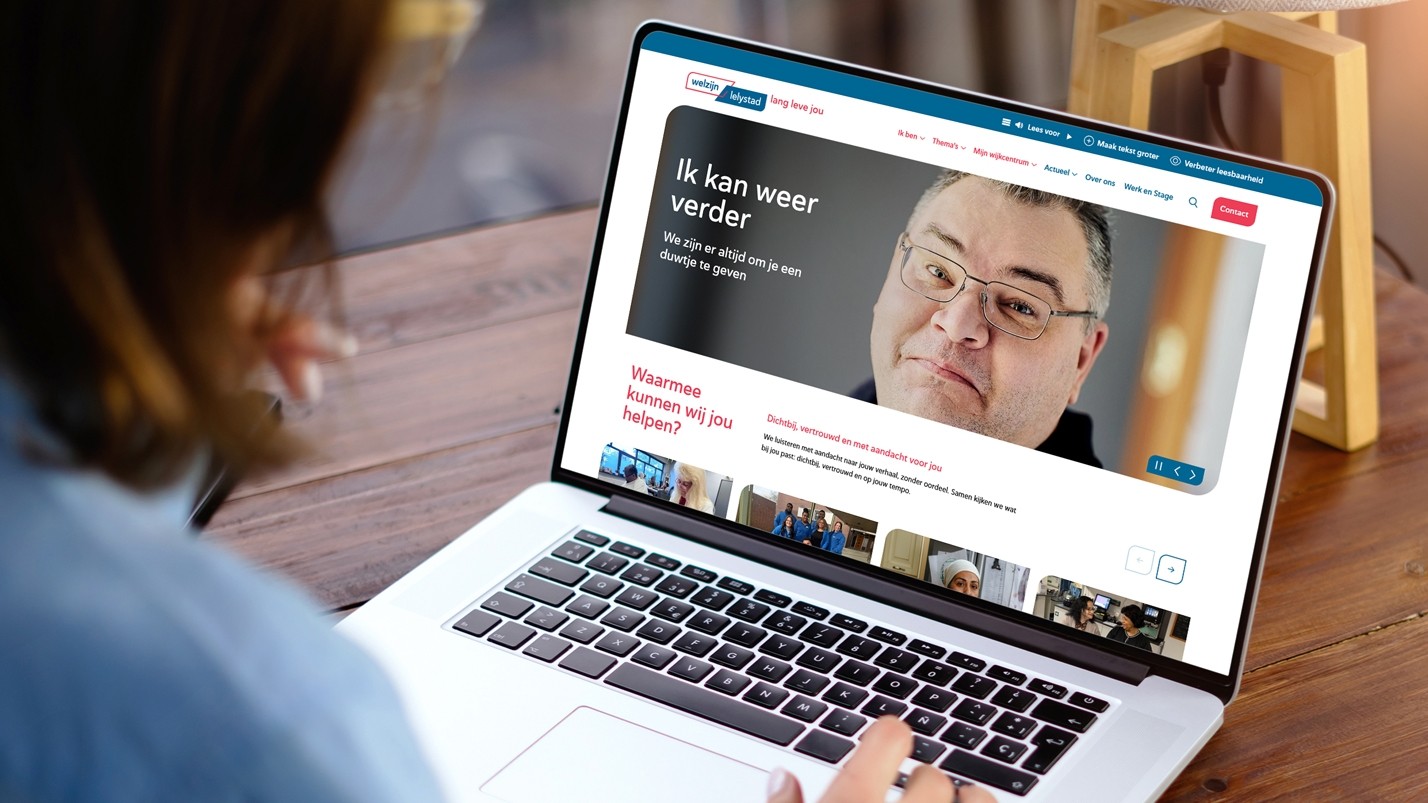 Laptop met daarop de website van Welzijn Lelystad getoond