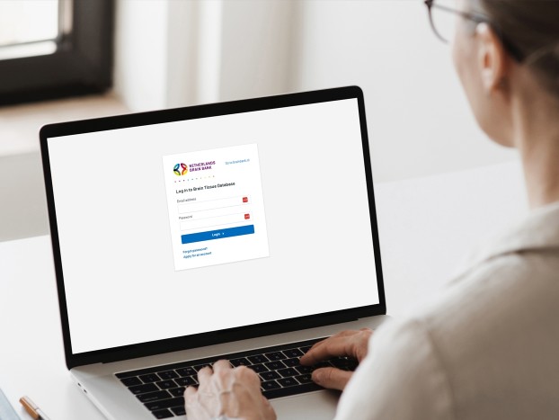 Een laptop met daarop de webapplicatie voor de Nederlandse Hersenbank