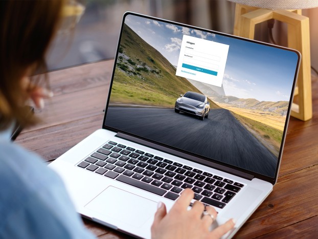 Een laptop met daarop de webapplicatie voor PrismaFleet afgebeeld