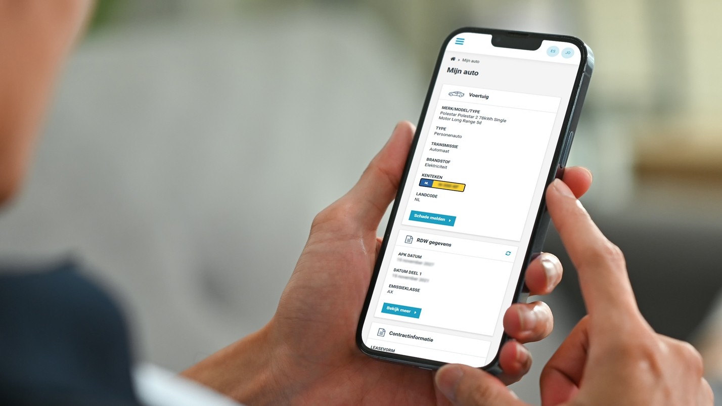 Een smartphone met daarop de webapplicatie voor PrismaFleet afgebeeld