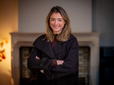 Portretfoto van marketing manager Ilse met haar armen over elkaar