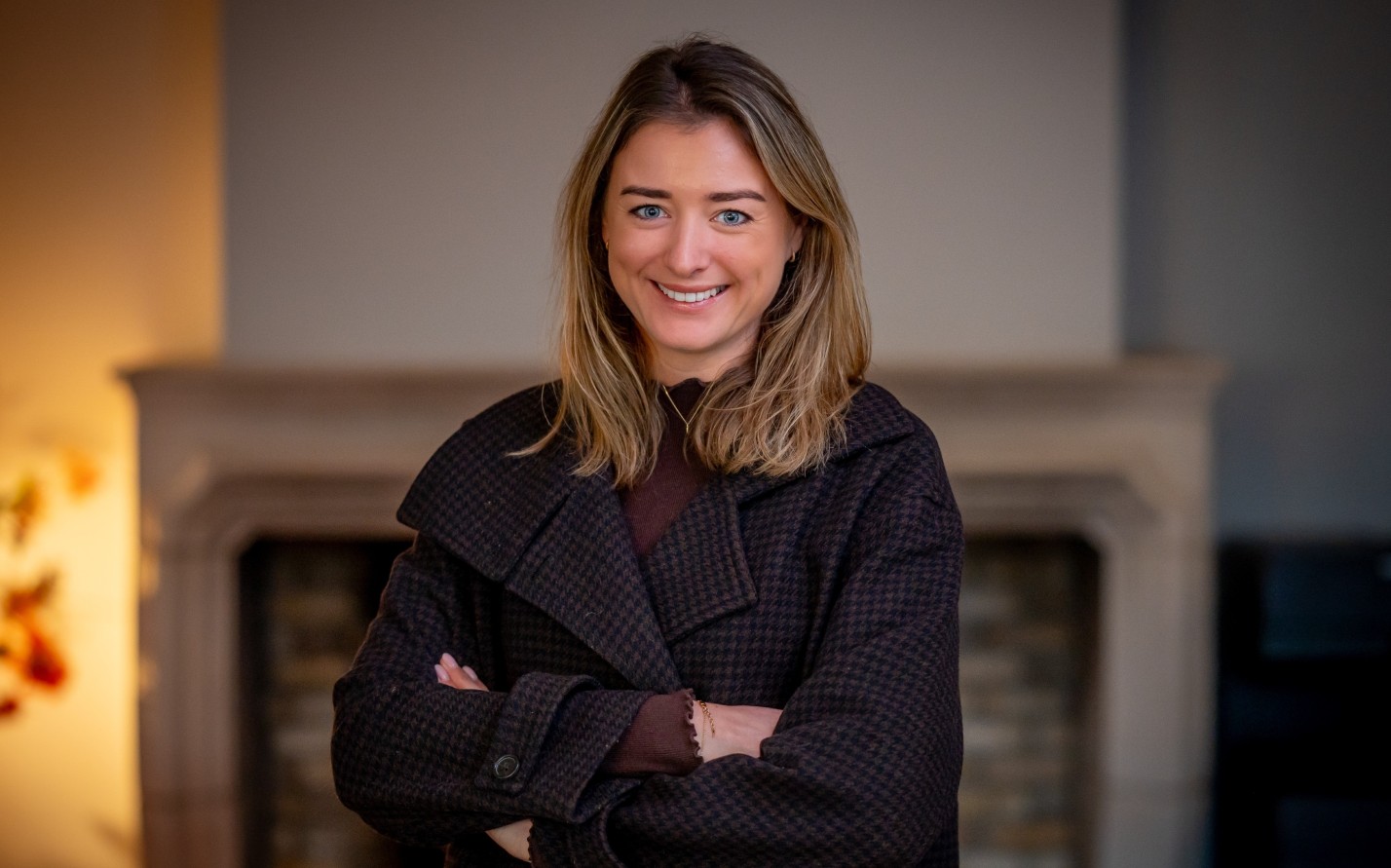 Portrait photo of marketing manager Ilse with her arms crossed