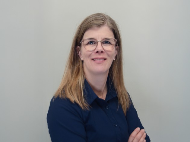 Portretfoto van communicatieadviseur Donna Oevering met haar armen over elkaar