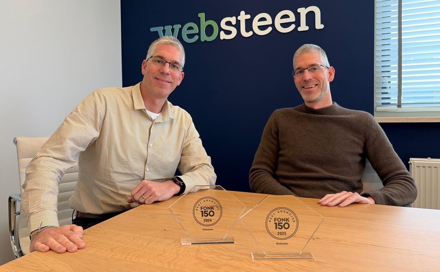 Roy en Dennis met de FONK150 award op de voorgrond