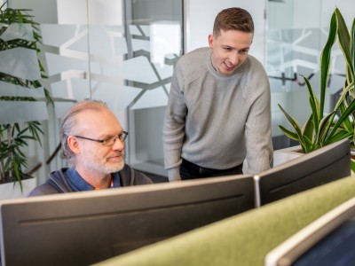 Medewerkers van Websteen leggen E-E-A-T-principe uit