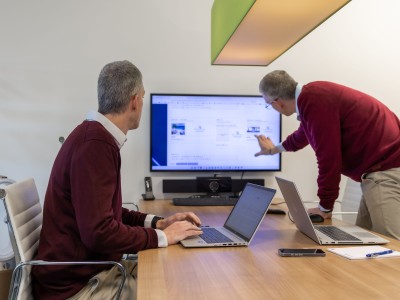 Dennis en Roy Jongerden overleggen samen over het nieuwe CMS