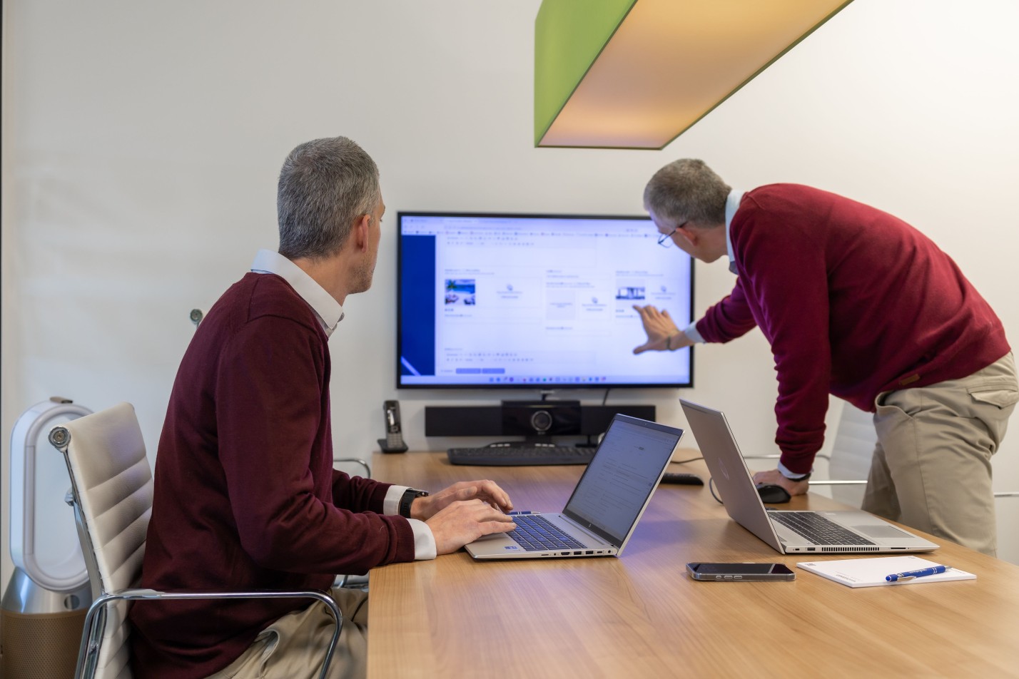 Dennis en Roy Jongerden overleggen samen over het nieuwe CMS