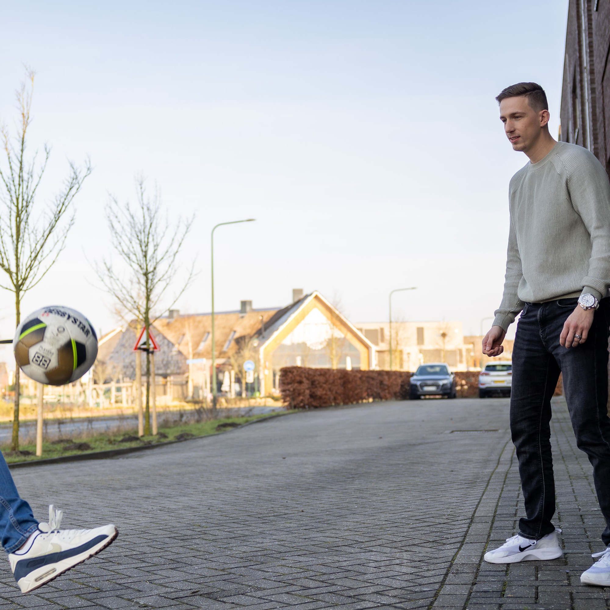Chris voetbalt met collega Robert
