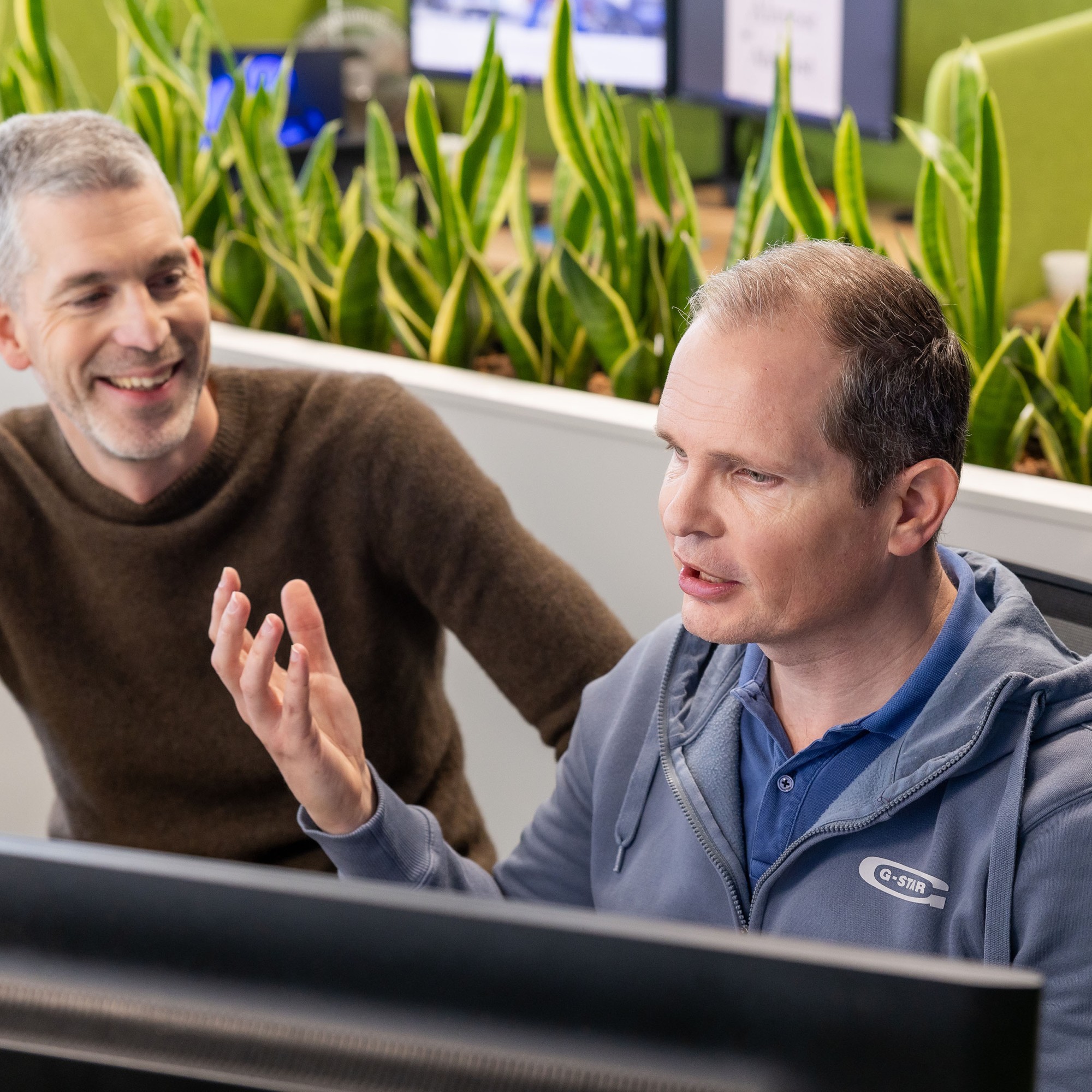 Robert in overleg met Dennis over een project