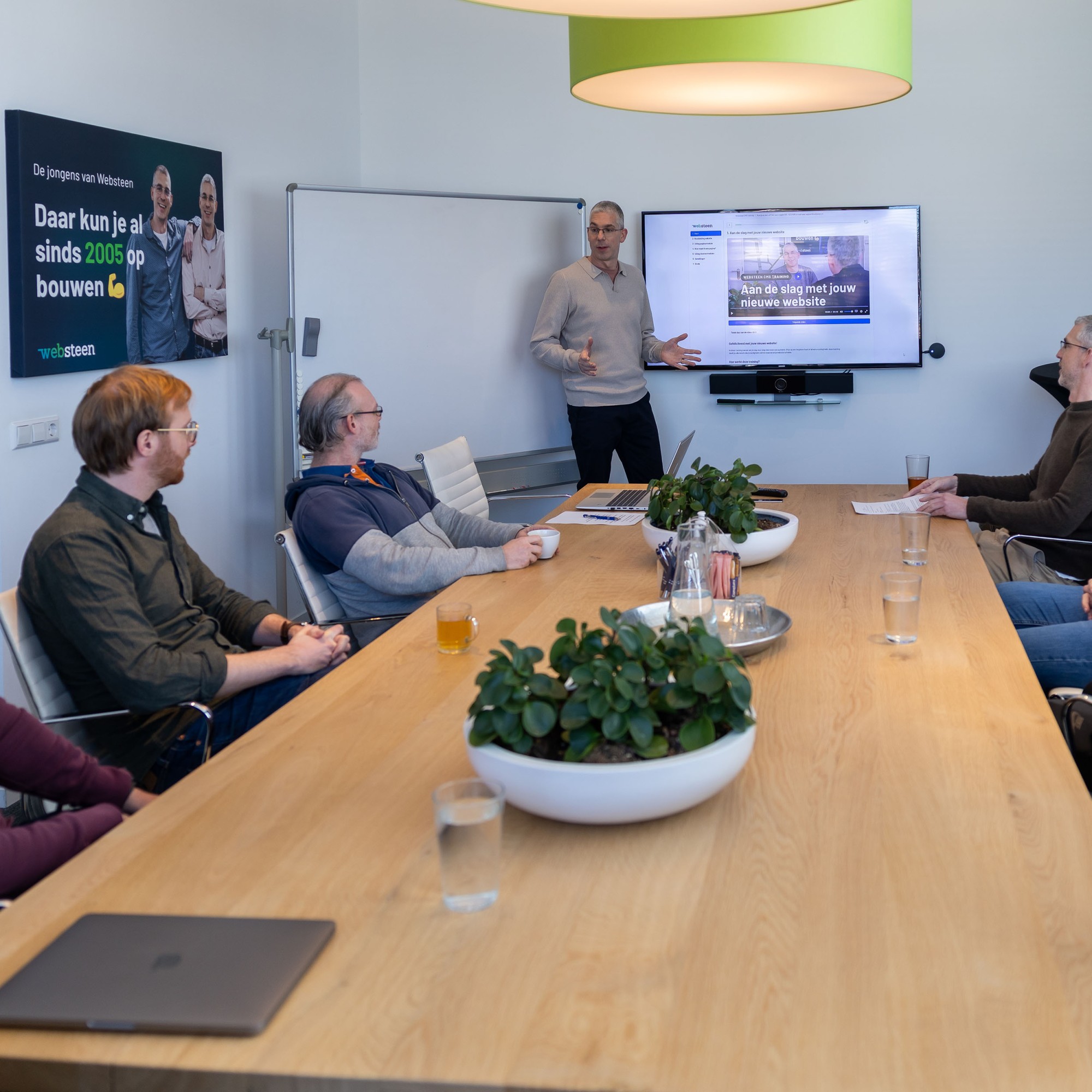 Teamoverleg met alle medewerkers inclusief Lennart