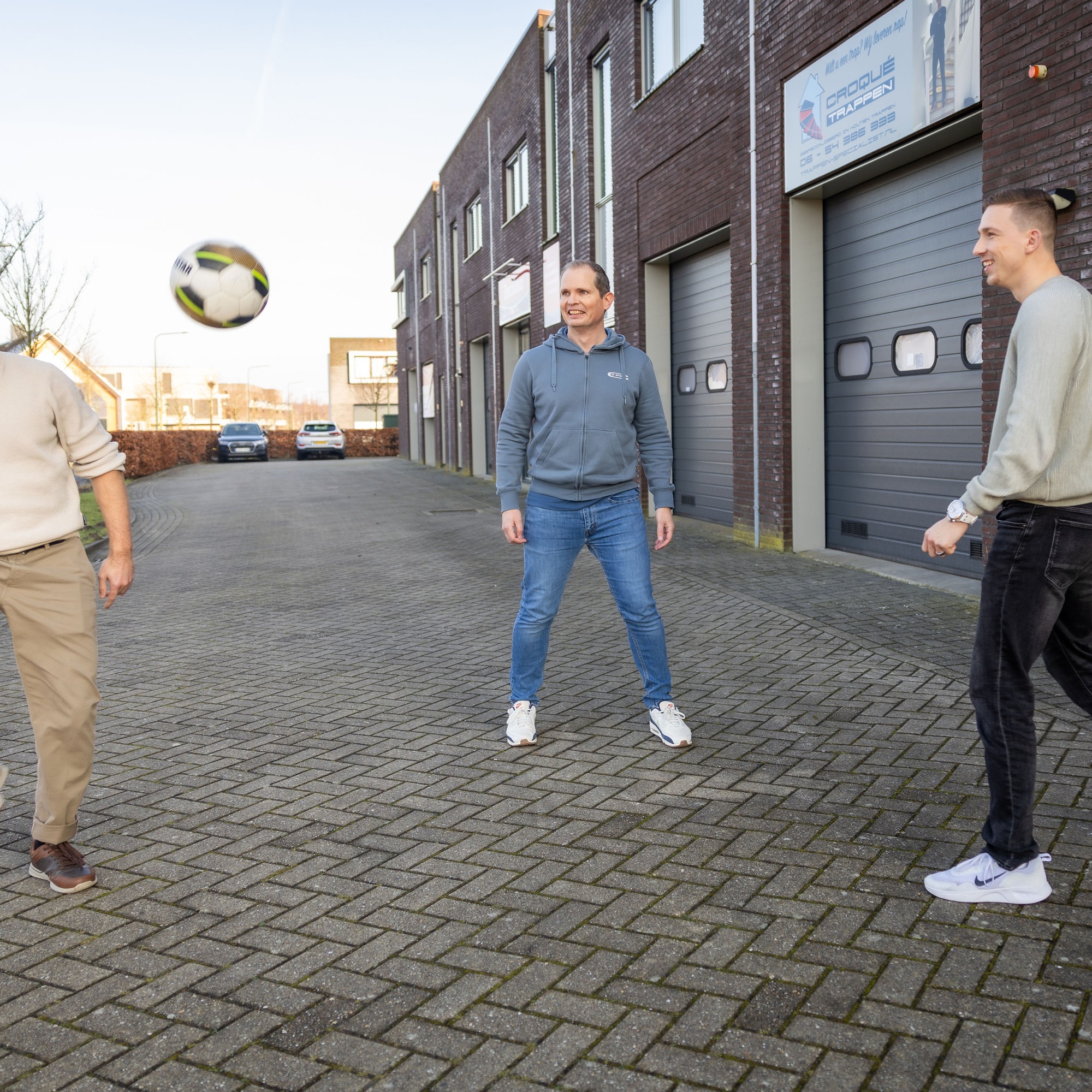 Voetballende collega's Wesley, Robert en Chris