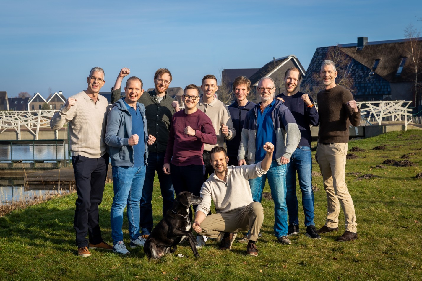 Groepsfoto met Djim in het midden van de foto