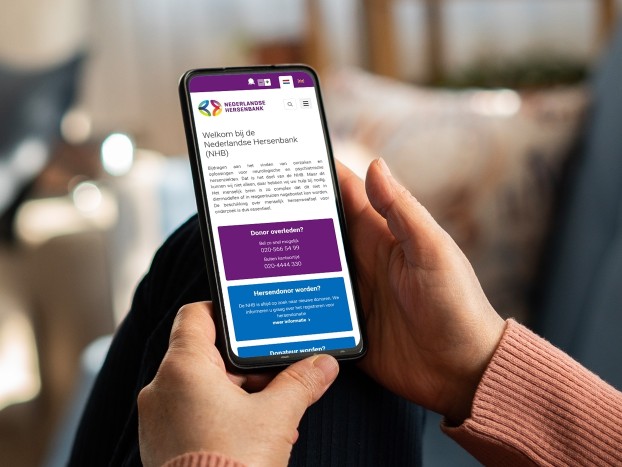 iPhone with the website of the Nederlandse Hersenbank