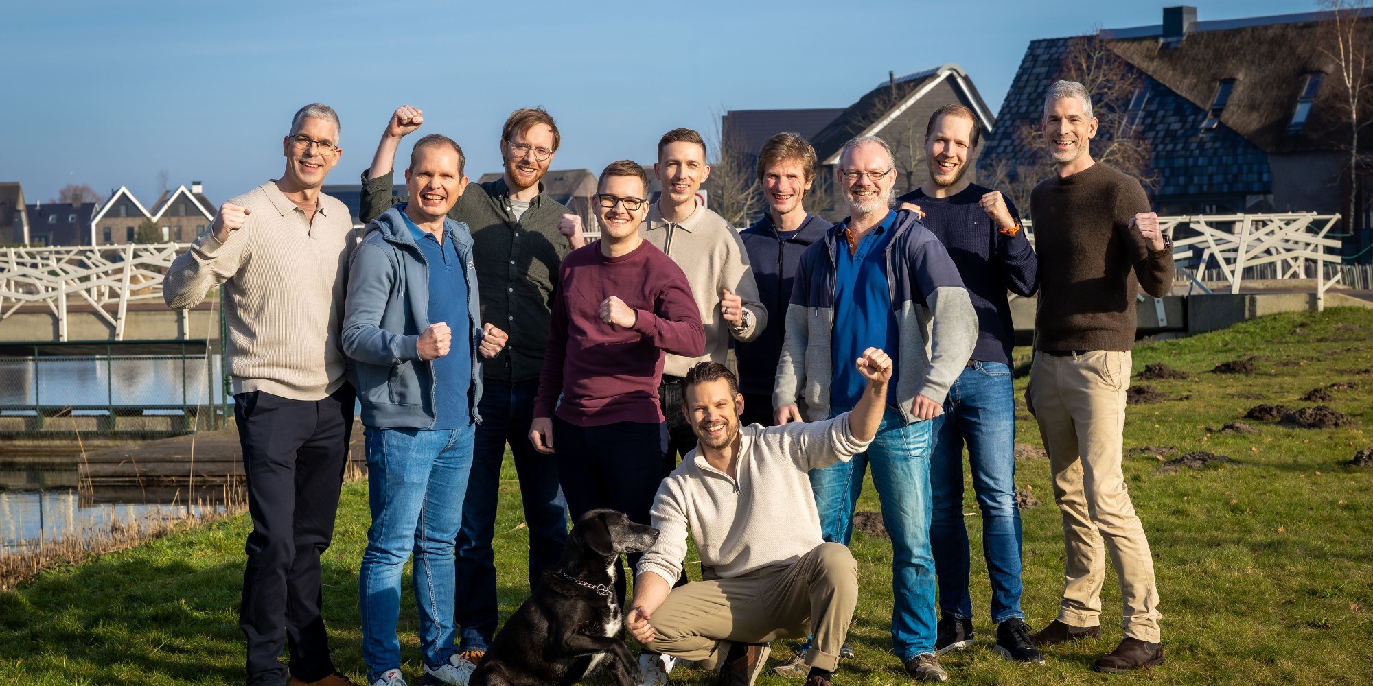 Al het personeel van Websteen op 1 foto bij zonnig weer