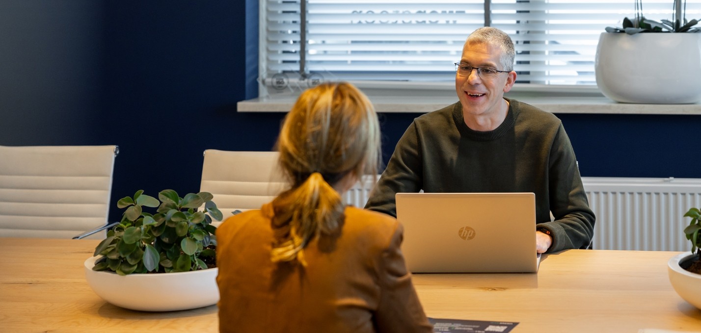 Roy in overleg met klant