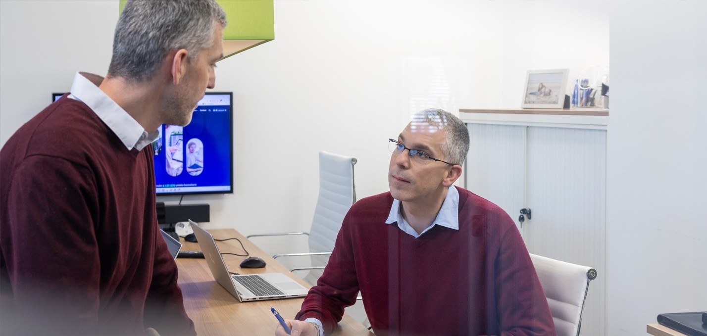 Dennis en Roy samen in het kantoor van Websteen