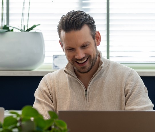 Wesley de vormgever achter een laptop
