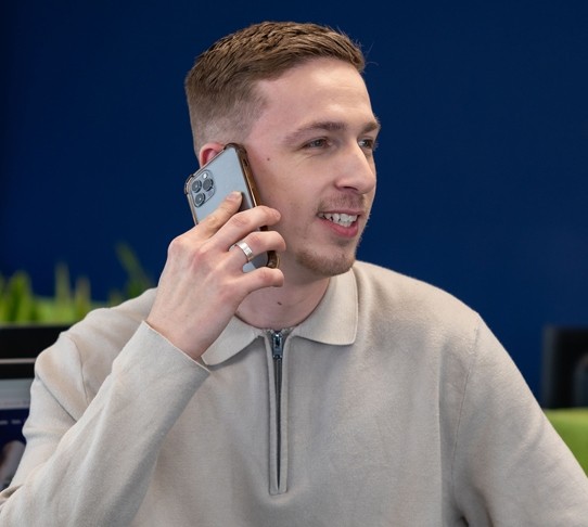 Chris met telefoon