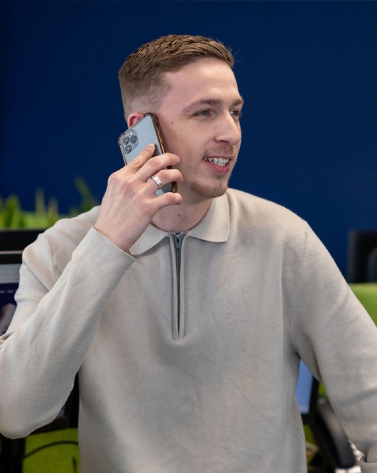 Chris met telefoon