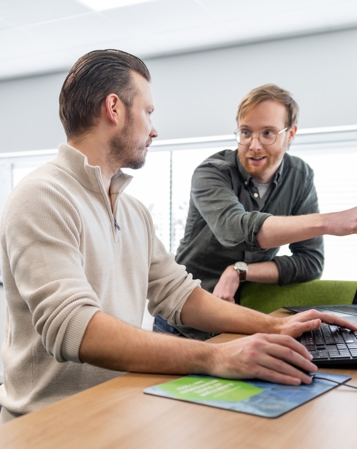 Lennart en Wesley bij bureau