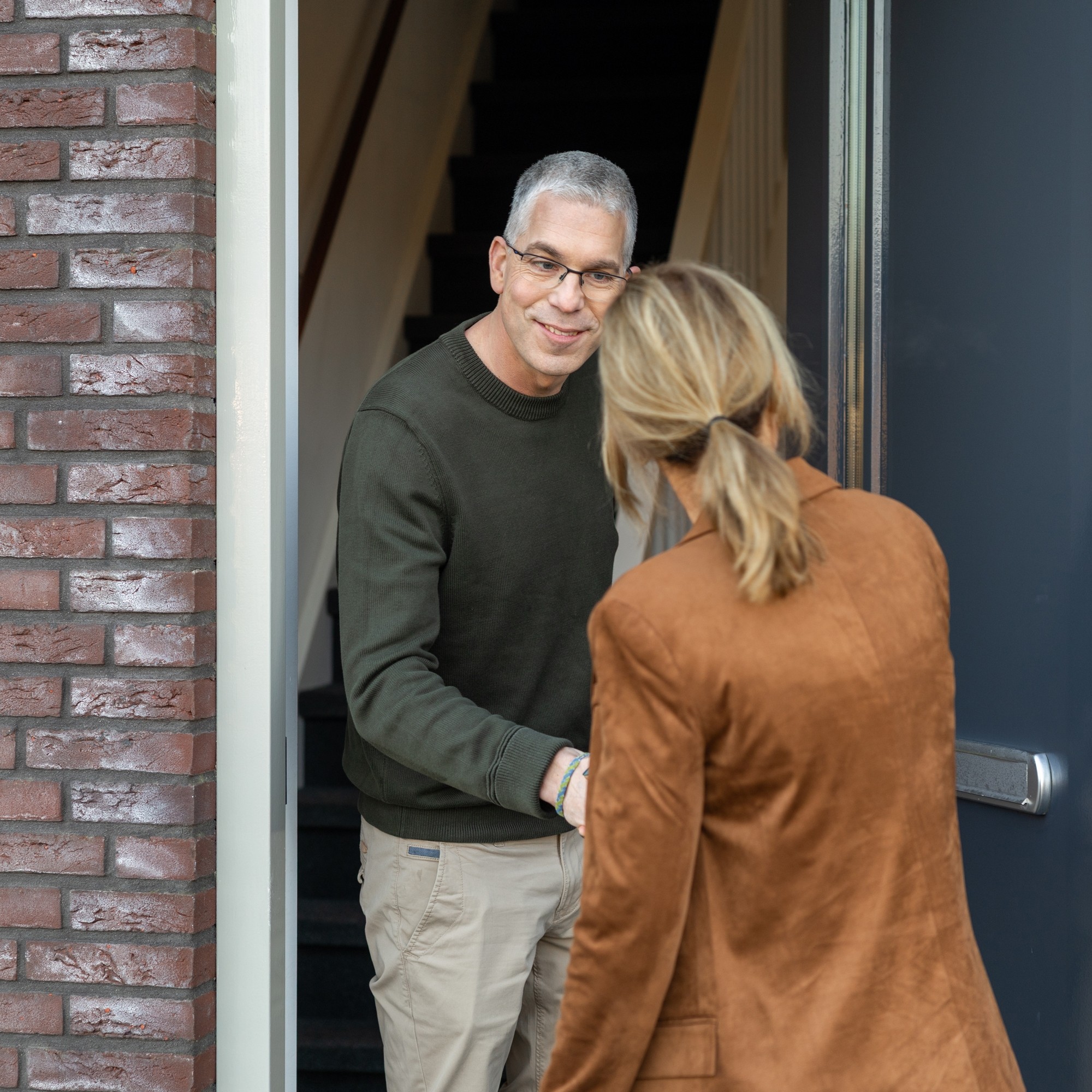 Roy opent deur voor klant
