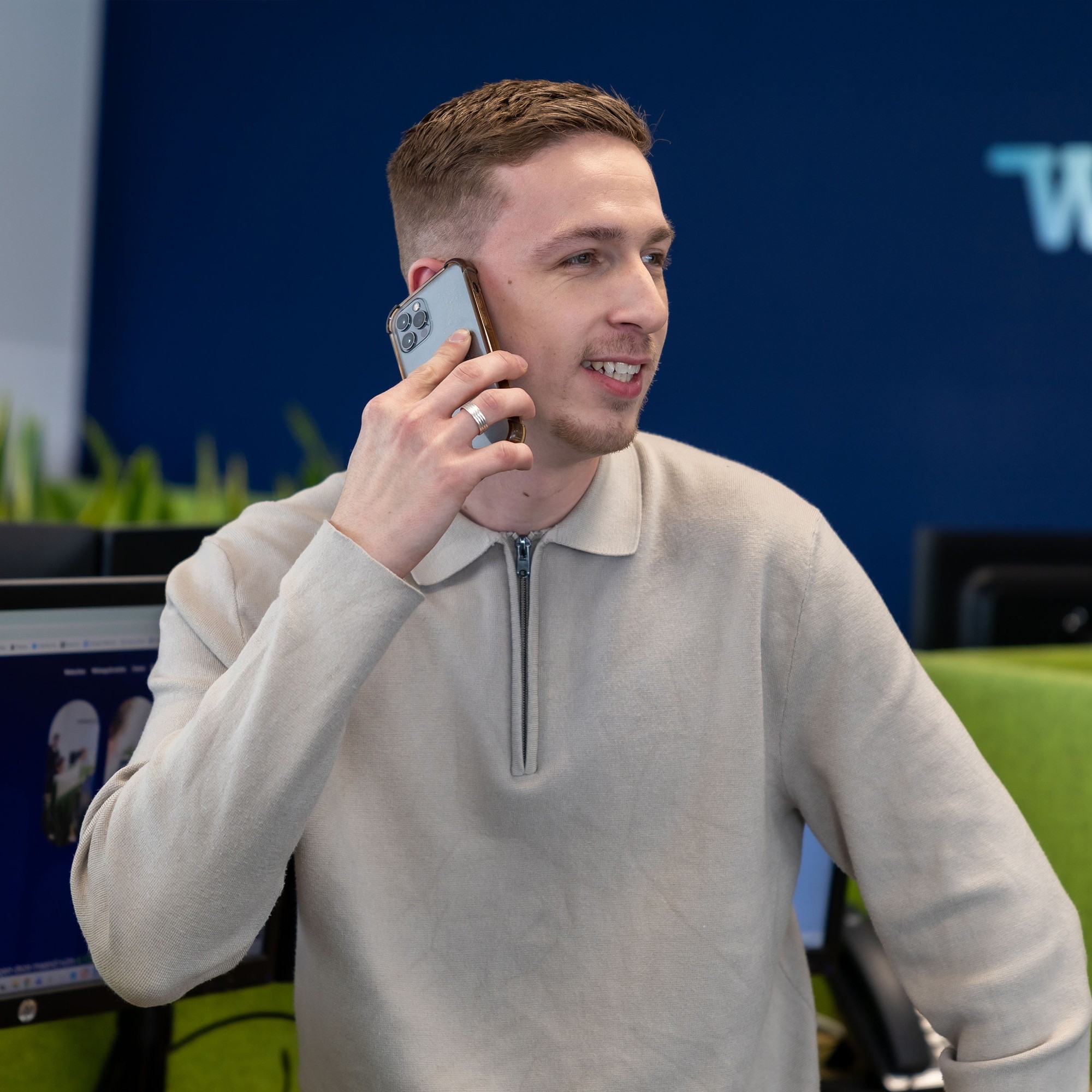 Chris met telefoon