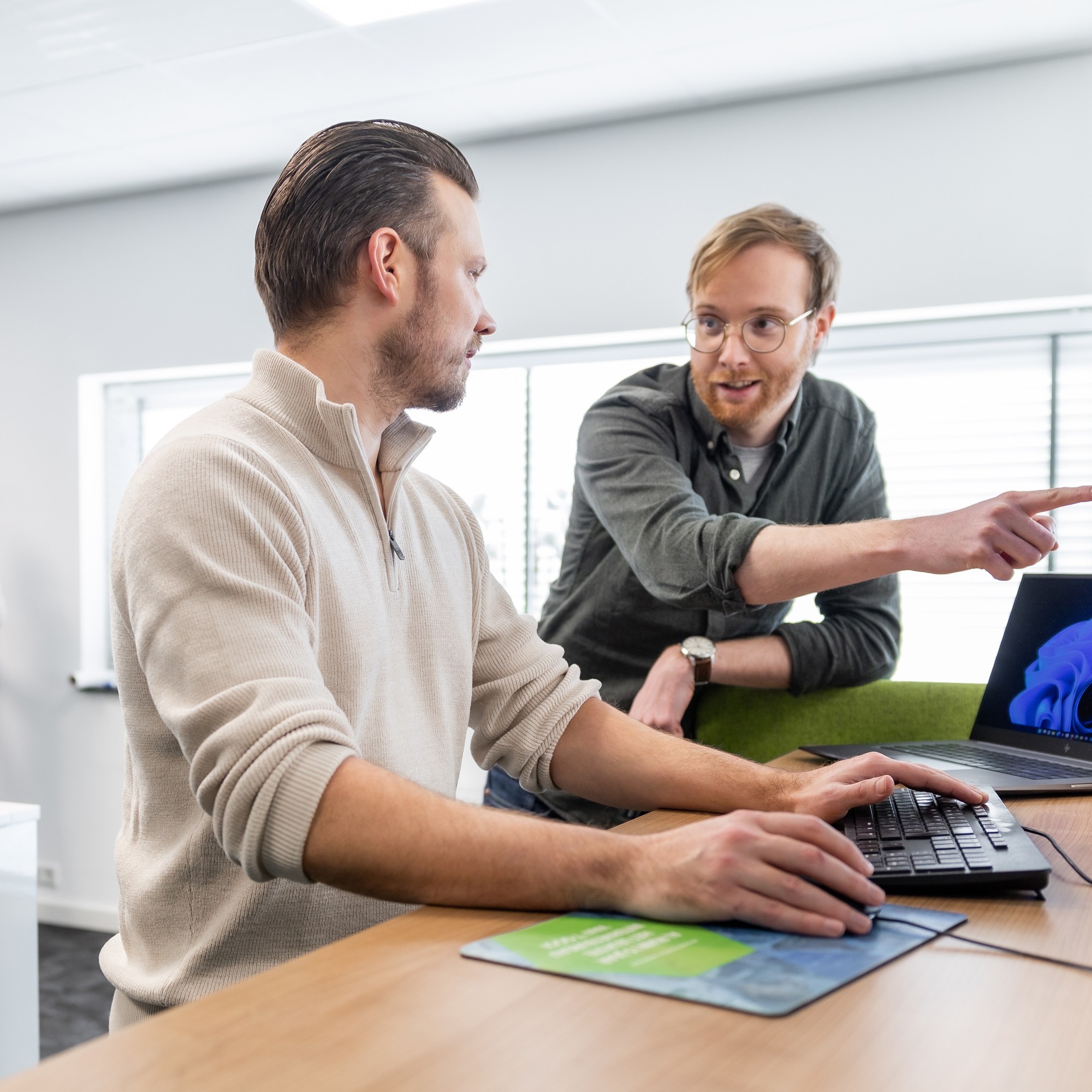 Foto van kantoor van Websteen met collega's aan het werk