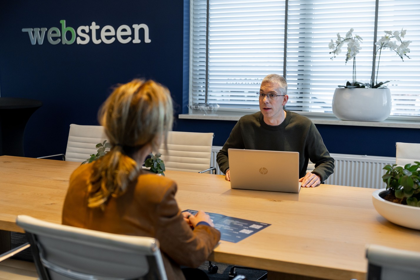 Roy is met een klant sparren