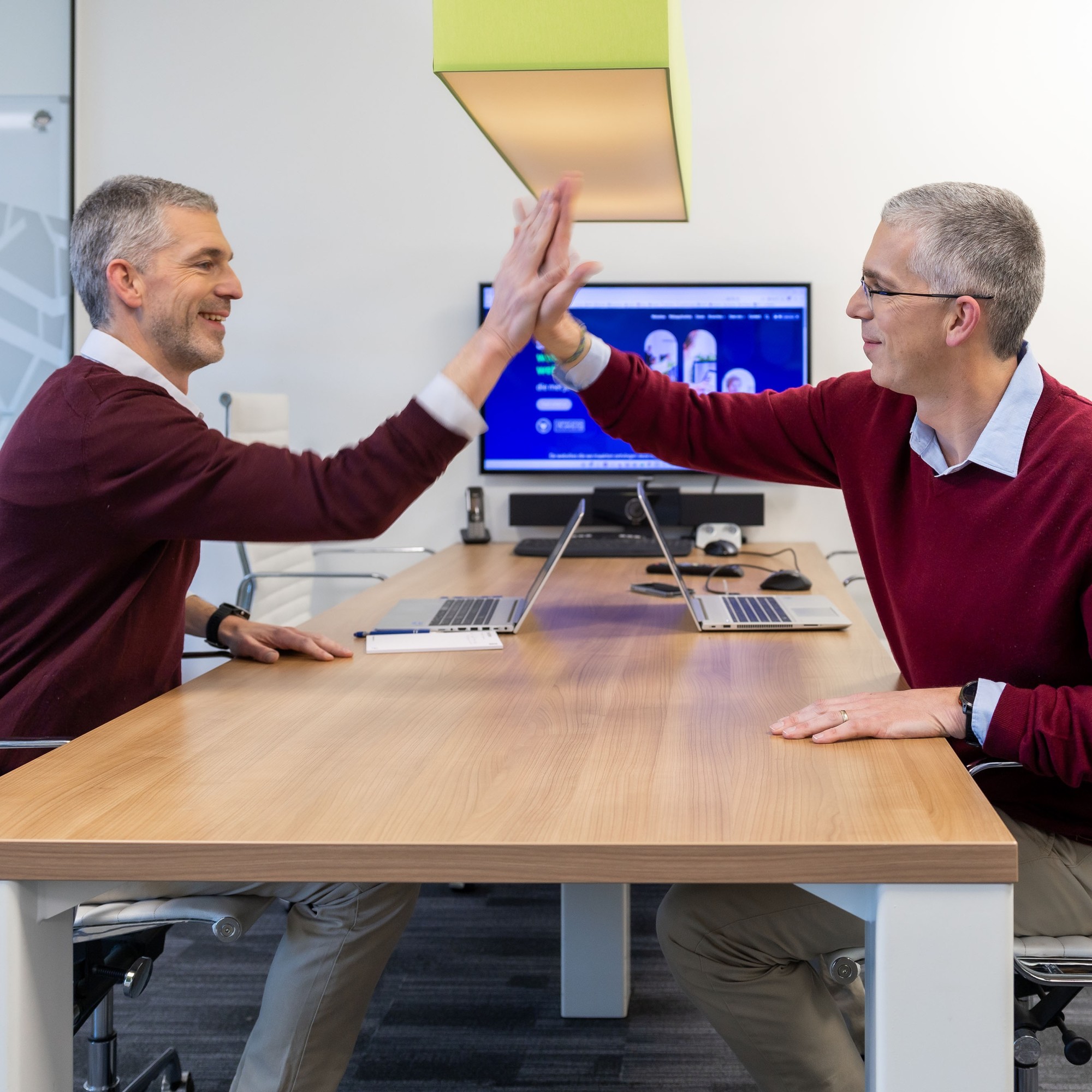 Dennis en Roy geven elkaar een high five