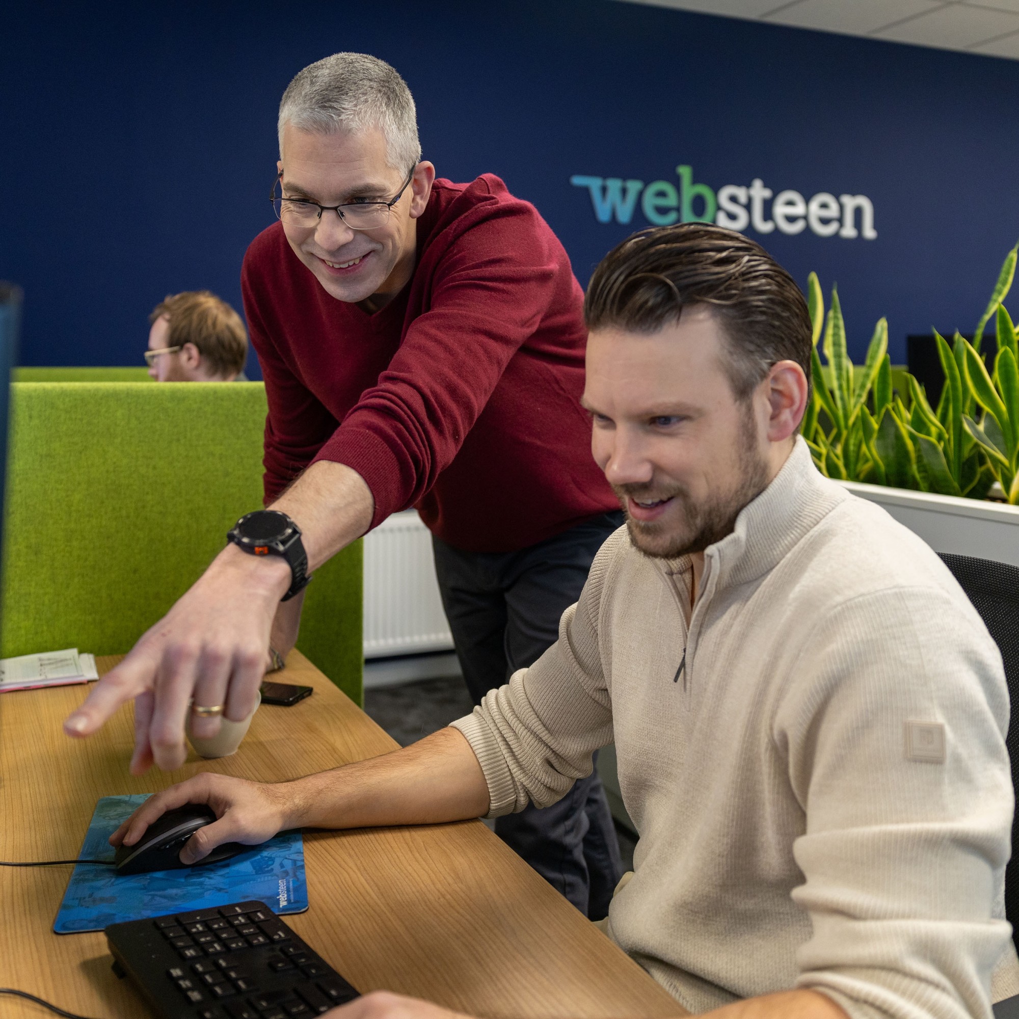 Roy wijst op het scherm bij Wesley