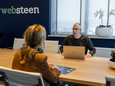 Roy zit aan tafel met een partner