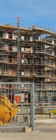 Bouwbedrijf bezig op bouwlocatie