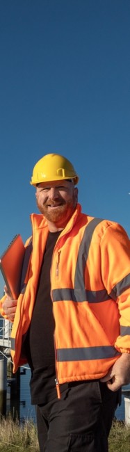 Man in oranje jas die bouwvakker is