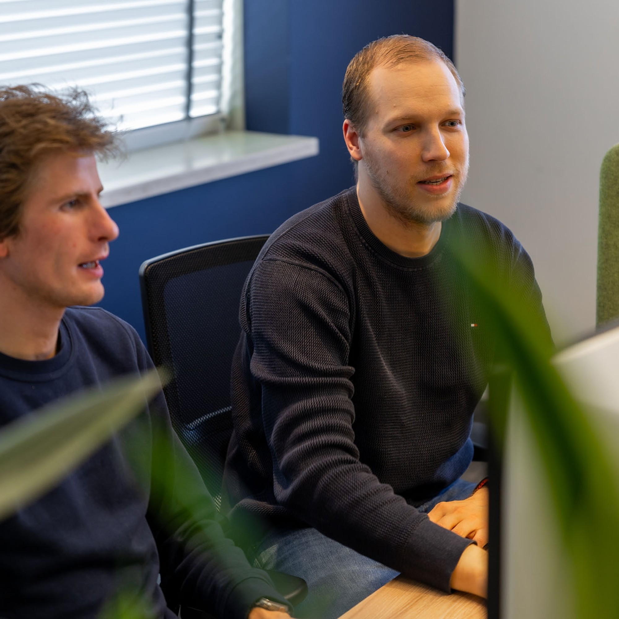 Wouter praat met zijn collega Koen
