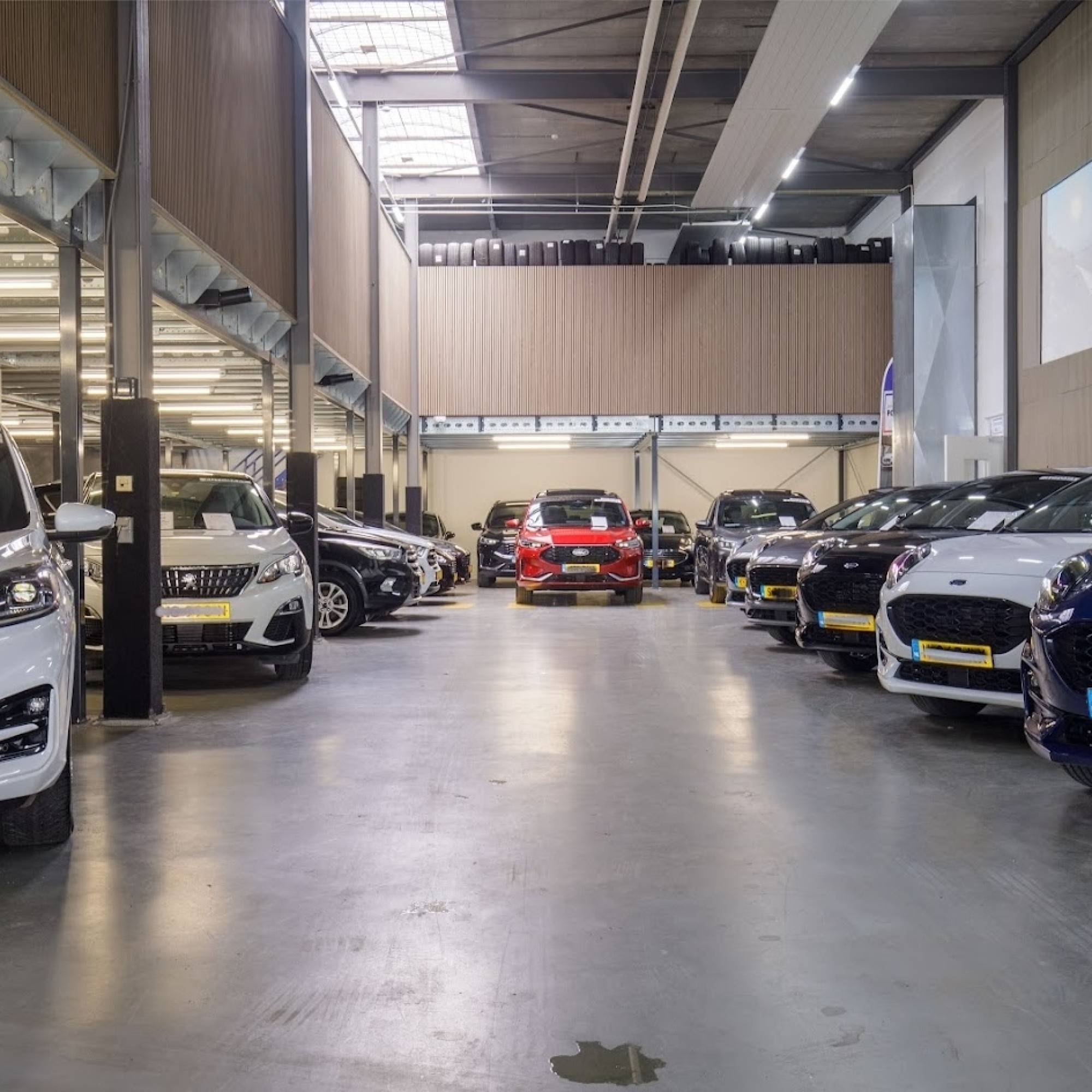 De autohal van Autobedrijf Poll in Naarden