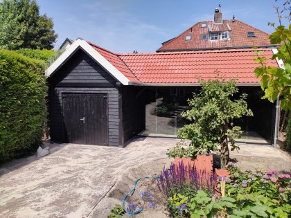 Douglas overkapping zadeldak met glaswanden