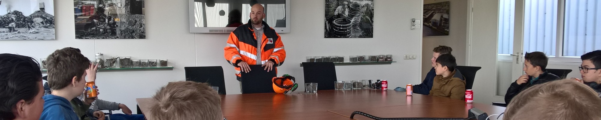 Kinderen op bezoek bij HKS Metals.